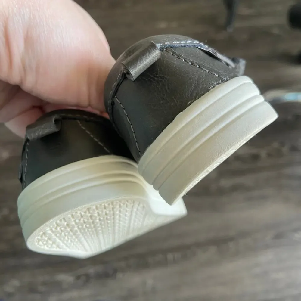 OshKosh B'gosh Toddler Size 4 Gray Velcro Slip-On Casual Shoes